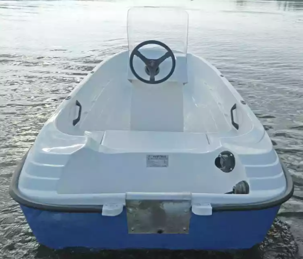Стеклопластиковая лодка Пингвин с консолью (тримаран) 