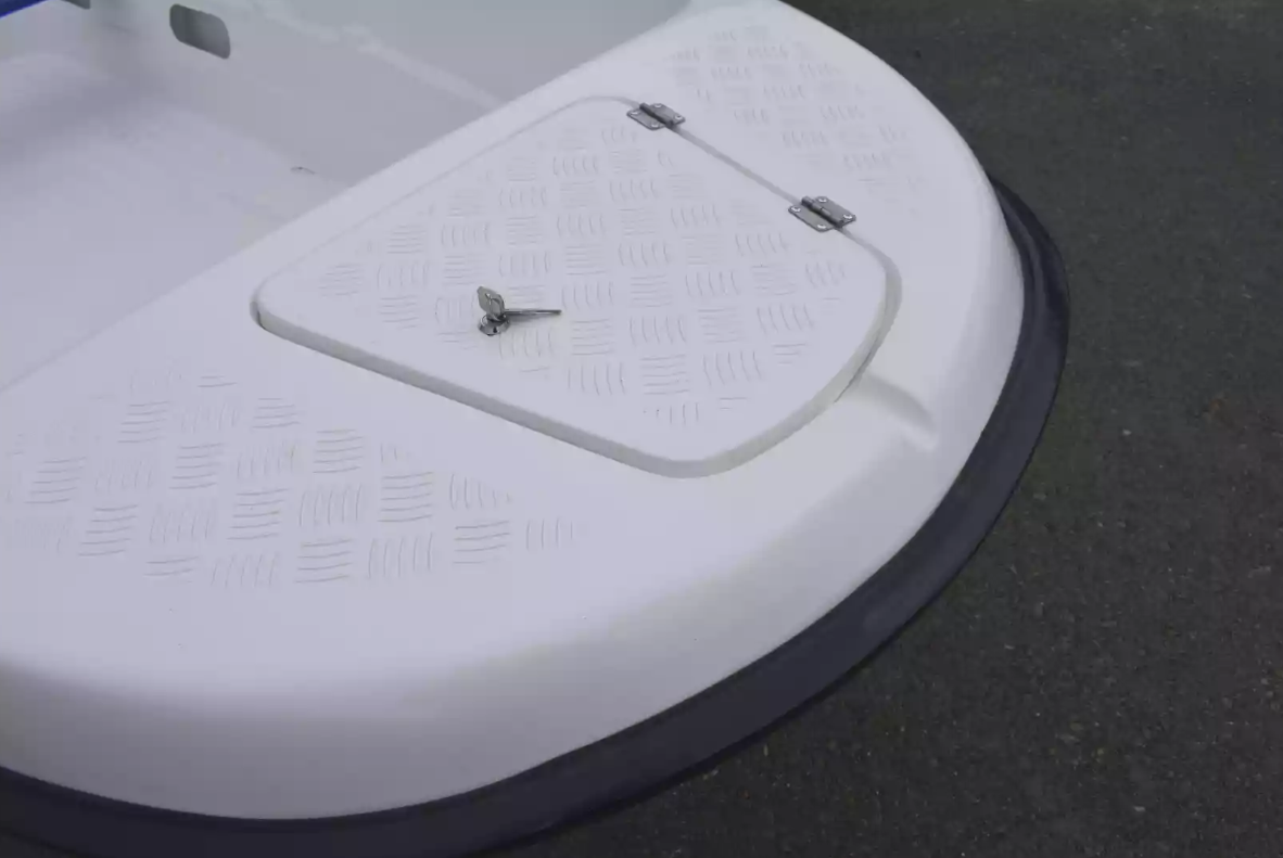 Стеклопластиковая лодка Пингвин New (тримаран) 