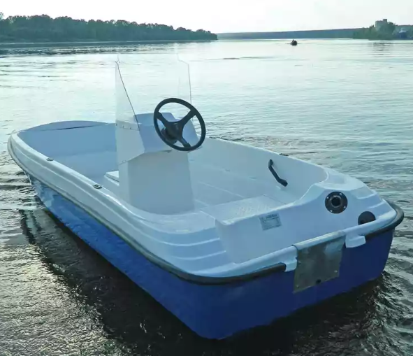 Стеклопластиковая лодка Пингвин с консолью (тримаран) 