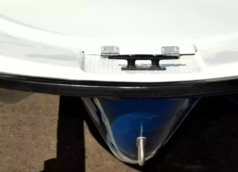 Стеклопластиковая лодка Пингвин с консолью (тримаран) 