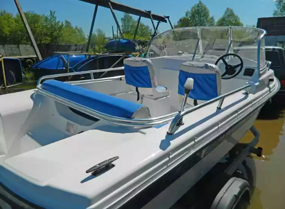 Стеклопластиковый катер Wyatboat-430 M (тримаран)  Стеклопластиковый катер Wyatboat-430 M (тримаран)