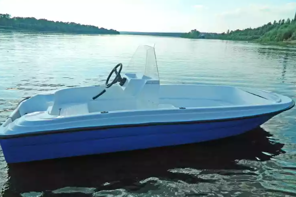 Стеклопластиковая лодка Пингвин с консолью (тримаран) 