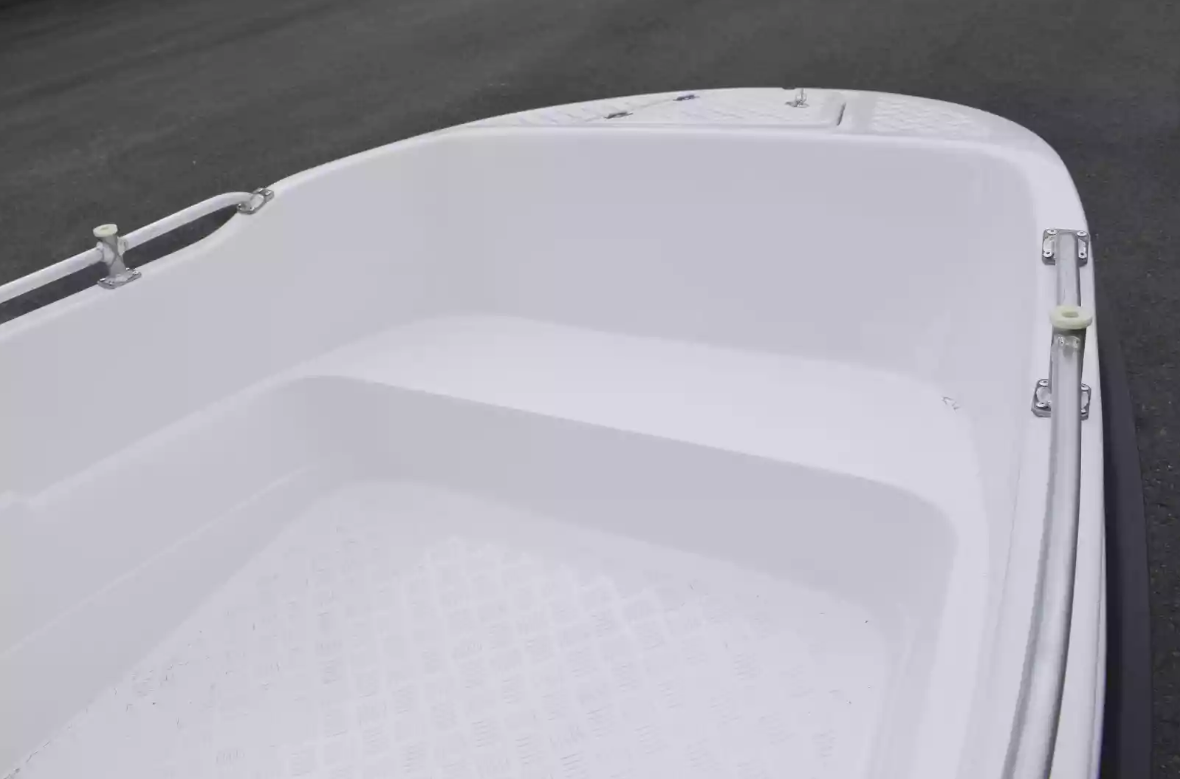 Стеклопластиковая лодка Пингвин New (тримаран) 