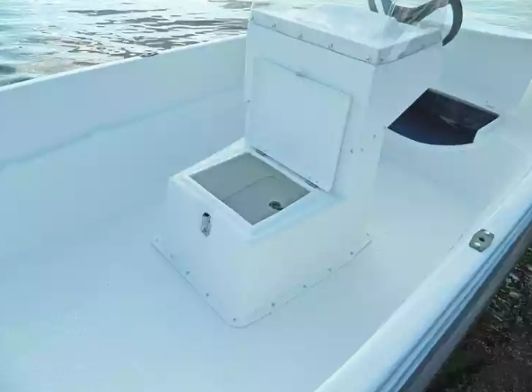 Стеклопластиковая лодка Пингвин с консолью (тримаран) 