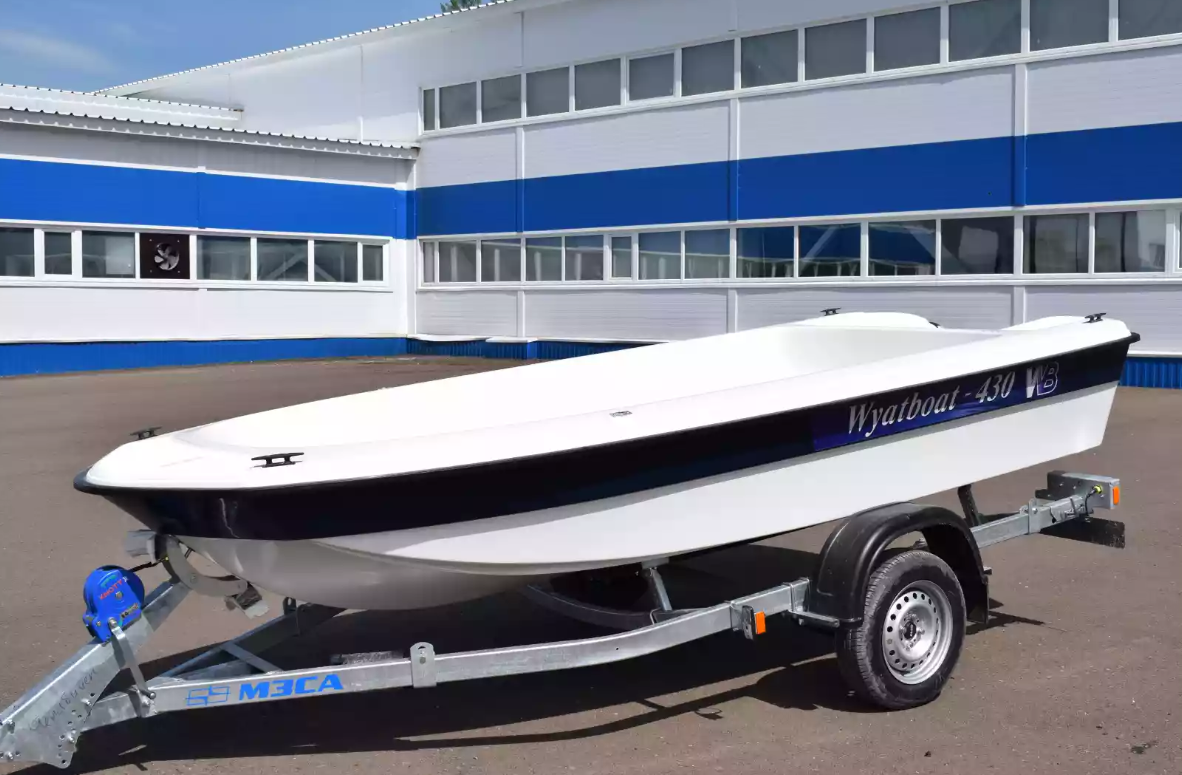 Стеклопластиковая лодка Wyatboat 430 тримаран 