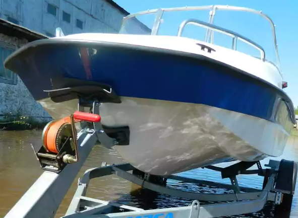 Стеклопластиковый катер Wyatboat-430 M (тримаран)  Стеклопластиковый катер Wyatboat-430 M (тримаран)