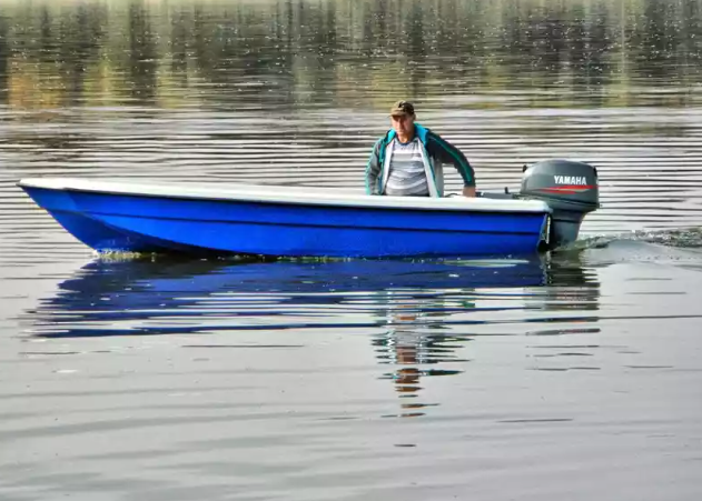Стеклопластиковая лодка Wyatboat 430 тримаран 