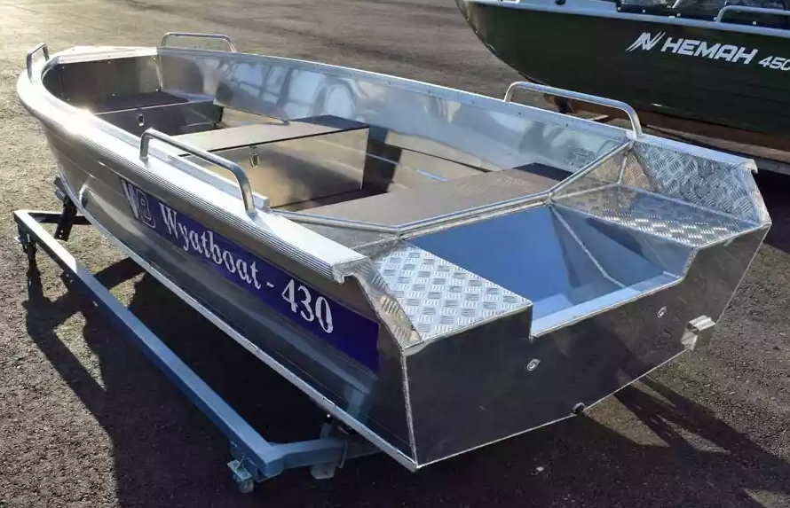 Алюминиевая лодка под 30 л с. Wyatboat 390. Wyatboat 430m. Лодка алюминиевая Вятбот. Вятбот 520 Gold