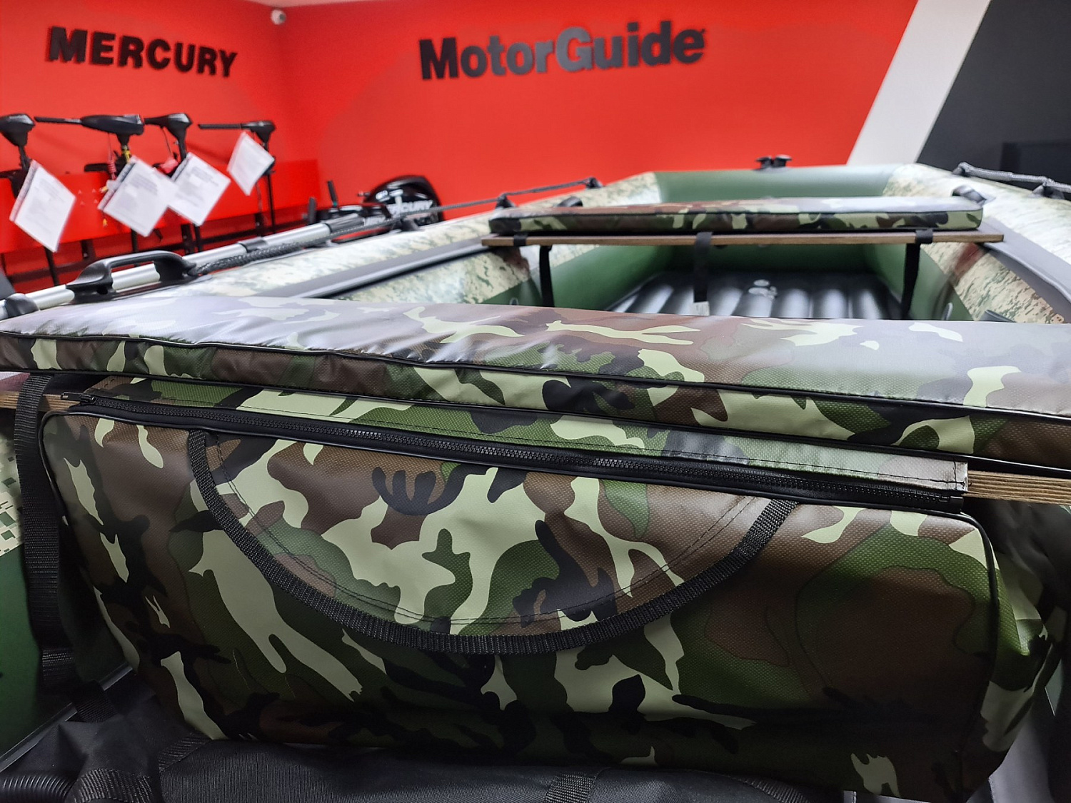 КОМПЛЕКТ МЯГКИХ НАКЛАДОК С СУМКОЙ ДЛЯ ЛОДОК 105Х20 КАМУФЛЯЖ  КОМПЛЕКТ МЯГКИХ НАКЛАДОК С СУМКОЙ ДЛЯ ЛОДОК 105Х20 КАМУФЛЯЖ